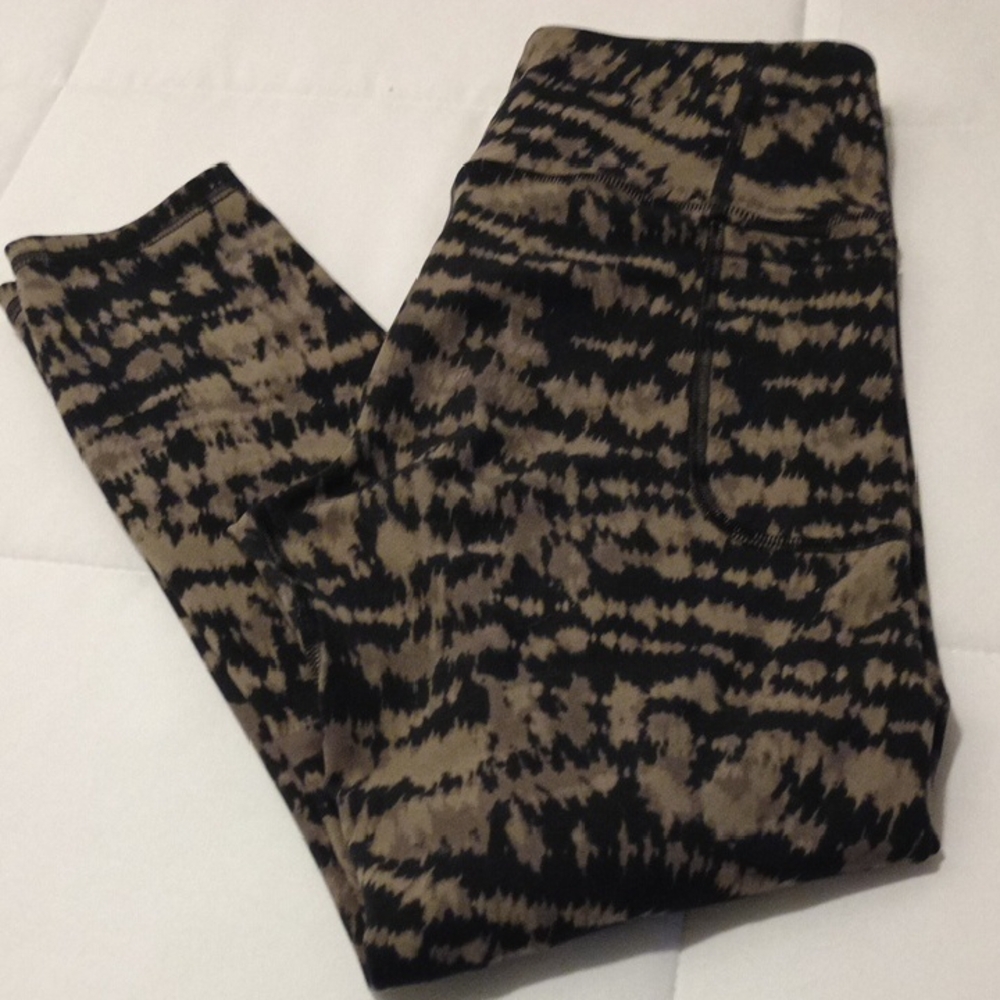 Under Armour 7/8 High-Waisted Black and Brown Leggings With Right Side Pocket
